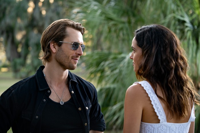 Glen Powell as Gary Johnson and Adria Arjona as Madison in Hit Man.