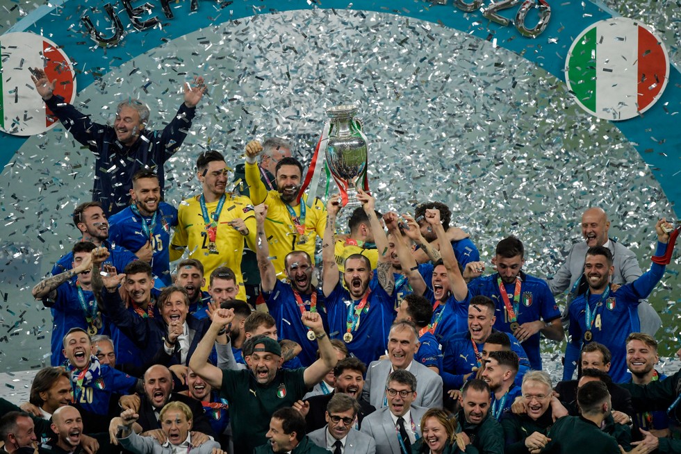 Italy team celebrating lifting the Euro 2020 trophy