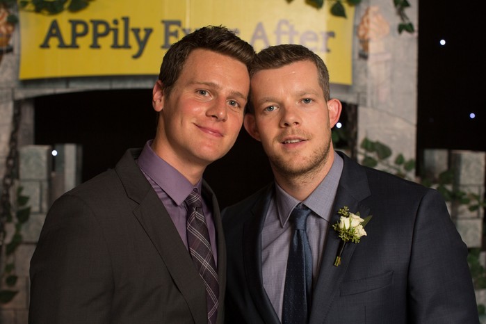 Looking - Season 02Episode 08 "Looking For Glory" Jonathan Groff as Patrick; Russell Tovey as Kevin ©2014 Home Box Office, Inc. All rights reserved.