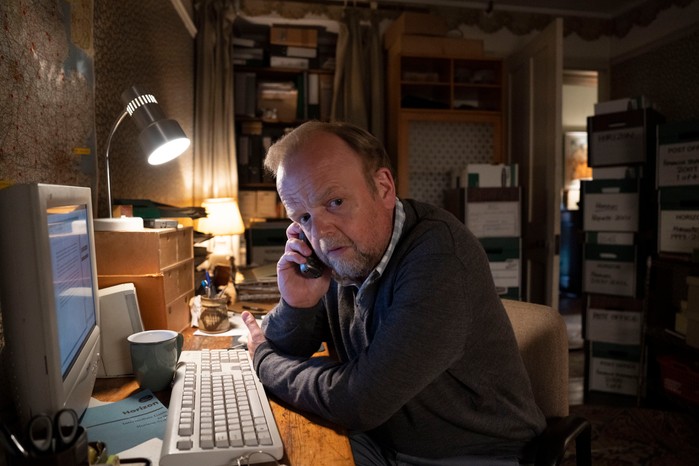 Toby Jones as Alan Bates in Mr Bates vs the Post Office on the phone in his office